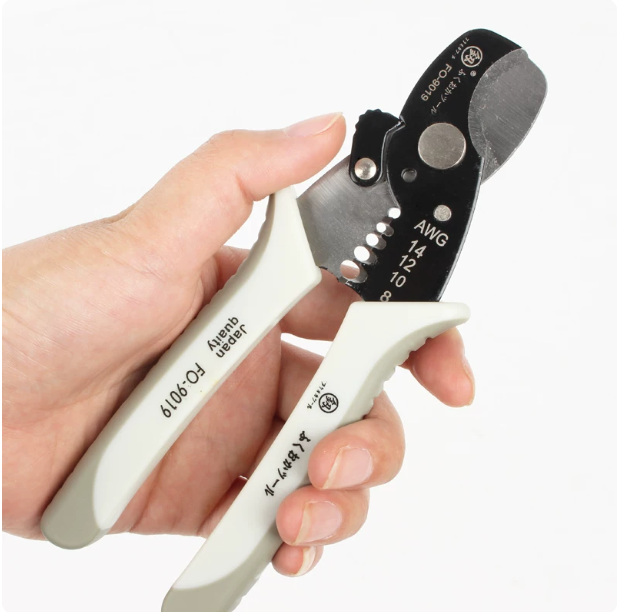 Kabelmesser und Abisolierwerkzeug